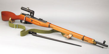 > <p>На разі я хочу розглянути виріб від фірми Zeta-Lab — фото 1 — матеріал самої гвинтівки — сталь, ложе дерев'яне, штик — пластиковий.</p><p> Це модифікація гвинтівки зразка 1891-1930 рр. в снайперському виконанні, про що свідчить загнута до низу ручка затвора — фото 2.</p> <img style=