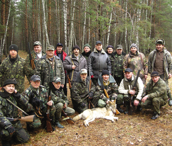 ><p>Естественно, наша команда сразу же отозвалась на приглашение, и в одно декабрьское субботнее утро мы прибыли в охотничье хозяйство. Нас, как и прежде, встречал Владимир Гуменюк. Взволнованно рассказал он нам о том беспределе, который творят хищники в хозяйстве, сообщил, что там, где раньше всегда можно было поднять не один табун свиней — сейчас не густо, по-видимому, волки разогнали их по всей округе…</p><p> Оформив документы и прослушав инструктаж, мы сразу же выехали к месту, где, по предположению егерей, залегли волки.</p><p> Перед нами оказалось огромное болото, заросшее камышом, осокой и редкими небольшими березками. Загонщики отправились на противоположный берег болота, а один из егерей, Александр Ковальчук, стал расставлять стрелков на номера вдоль дороги. Именно тут, по его мнению, должны будут проходить волки. В этот раз с нами был новичок: Александр с сыном Максимом, у которого была особая задача — запечатлеть самые интересные моменты, и естественно на номер они стали вместе — один с ружьем, второй с фотоаппаратом.</p><p> Это анонс.</p><p></p>