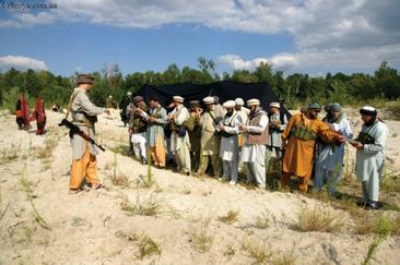 > <p>Это время стало пиком Холодной войны между США И СССР. Ради нанесения вреда оказались хороши даже запрещенные средства. В обмен на сиюминутные успехи и кратковременные победы, лидеры обеих сторон жертвовали долгосрочными интересами своих стран. Именно советско-афганская война и огромные суммы американских долларов породили таких одиозных личностей, как Усама Бен Ладен и такое неоднозначное движение, как талибан.</p><p> В 1989 году советские войска уходят из Афганистана. В 1992 году, лишенный финансовой и военной поддержки рухнувшего Советского Союза, обрушился и просоветский режим Наджибулы.</p><p> Но мир не пришел на земли Афганистана — началась гражданская война, в результате которой 27 сентября 1996 года талибами был взят Кабул, а вся страна объявлена Истинно Мусульманским государством. Лишь на севере страны талибам успешно противостоят войска легендарного